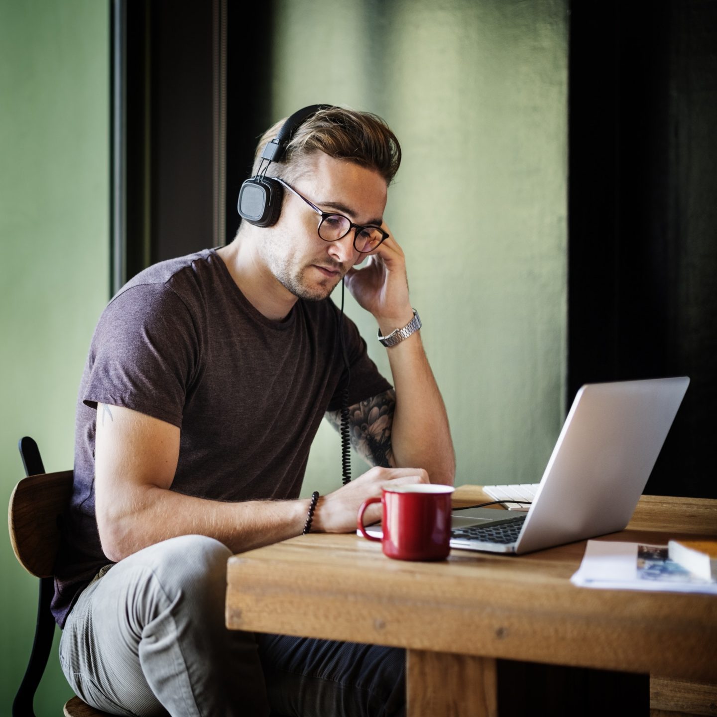 Listening audiobook. Человек в наушниках за компьютером. Мужчина в наушниках. Человек за компьютером с наушниками. Парень в наушниках за ноутбуком.